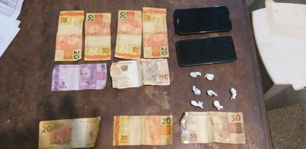 Material apreendido pela polícia durante ação.