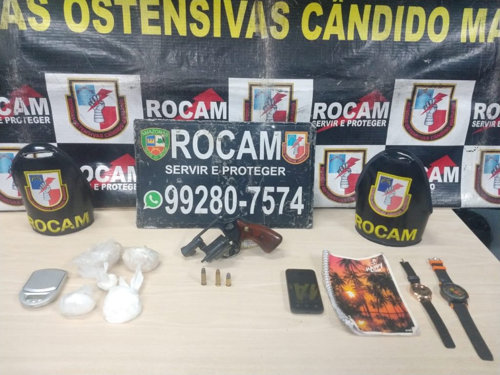 Arma de fogo e outros materiais apreendidos pela PM.