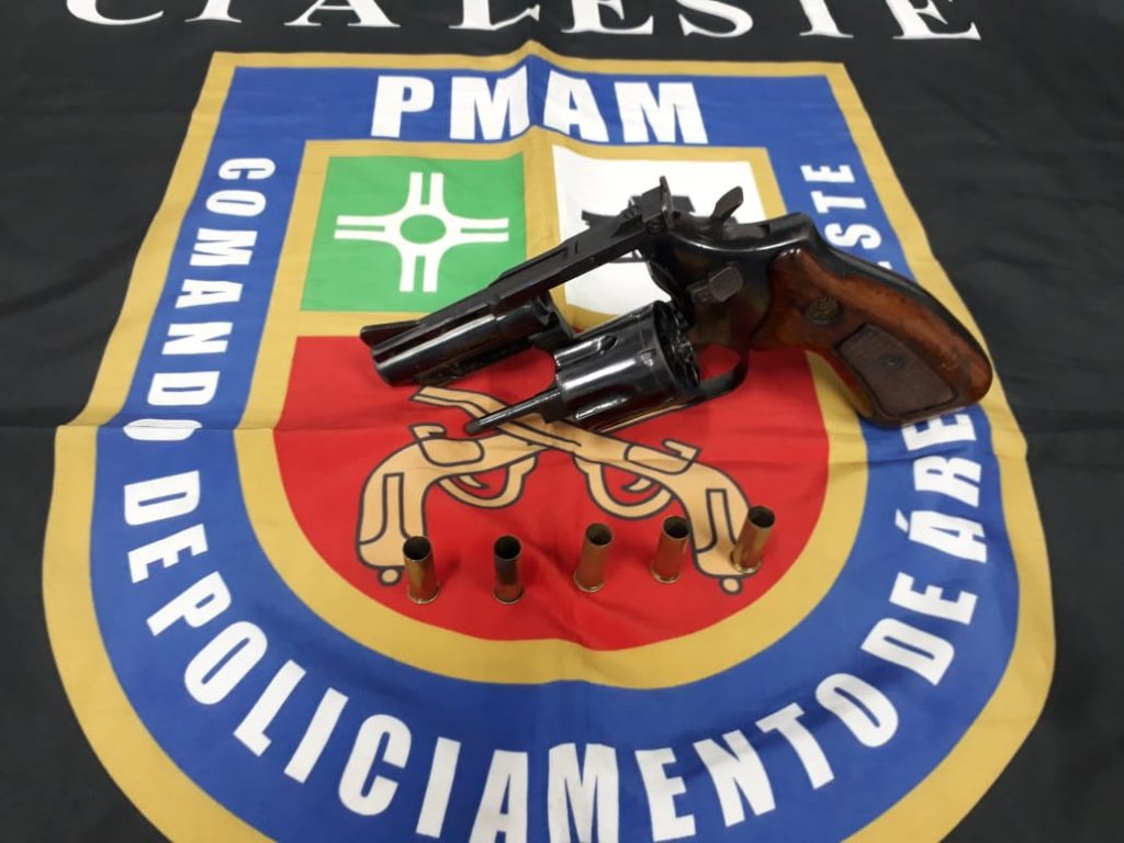 Com o suspeito os policiais apreenderam um revólver calibre 38 com cinco projéteis deflagrados.