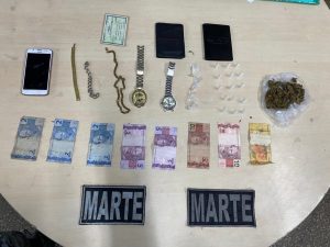 Imagem da notícia - Policiais militares detêm suspeitos de tráfico de drogas na zona leste