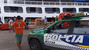 Imagem da notícia - Policiais militares do 11º BPM fiscalizam embarcações no Porto de Parintins