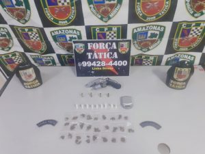 Imagem da notícia - Força Tática detém suspeito com drogas e arma de fogo