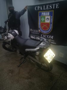 Imagem da notícia - Dupla é presa em posse de motocicleta clonada na zona leste