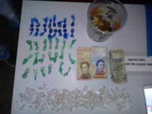 Imagem da notícia - Policiais da 24ª Cicom detém mulher por tráfico de drogas no Centro