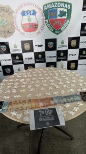 Imagem da notícia - Polícia Civil prende homem com 500 trouxinhas de drogas e dinheiro