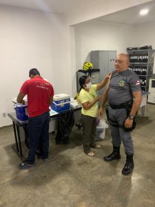 Imagem da notícia - Policiais do 8º BPM recebem dose de vacina contra o H1N1, em Tabatinga