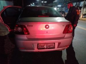 Imagem da notícia - Policiais militares localizam veículo com restrição de roubo no bairro Aleixo