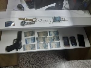 Imagem da notícia - Casal é preso e adolescente apreendido por assalto a motorista por aplicativo