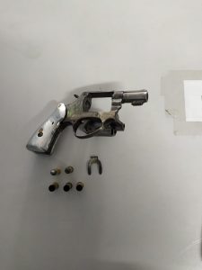 Imagem da notícia - PM detém homem com arma de fogo após efetuar disparos contra policiais