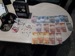 Imagem da notícia - Em Rio Preto da Eva, homem é preso com drogas e dinheiro