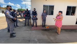 Imagem da notícia - Policiais militares do 4º BPM fazem homenagem às mães em Humaitá