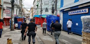 Imagem da notícia - Área comercial no Centro é isolada com gradil para cumprimento de decreto governamental