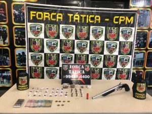 Imagem da notícia - Força Tática detêm homem com espingarda e drogas na zona sul