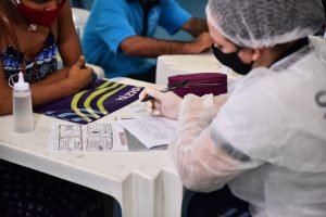 Imagem da notícia - Governo do Amazonas entrega kits de higiene e emite RG para população vulnerável