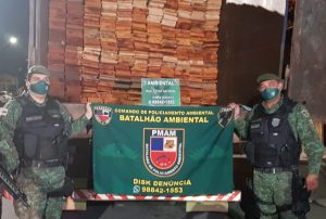 Imagem da notícia - Batalhão de Policiamento apreende caminhão com madeira ilegal