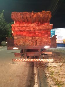 Imagem da notícia - Batalhão de Policiamento Ambiental apreende caminhão com madeira ilegal em Manaus