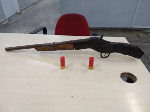 Imagem da notícia - Policiais militares da 20ª Cicom apreendem espingarda e munições na zona oeste