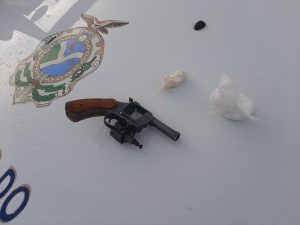 Imagem da notícia - Polícia Militar por meio da 3ª CIPM apreende arma de fogo e drogas no município de Rio Preto da Eva