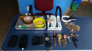 Imagem da notícia - PM apreende drogas e materiais de procedência duvidosa