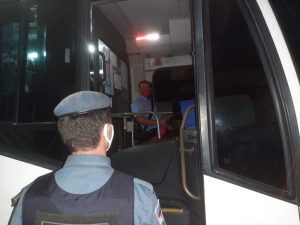 Imagem da notícia - Policiais Militares da 20ª Cicom detêm dupla de assaltantes alvejados por outros criminosos na zona oeste