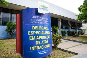 Imagem da notícia - Adolescente é apreendido pela Polícia Militar após roubo a ônibus