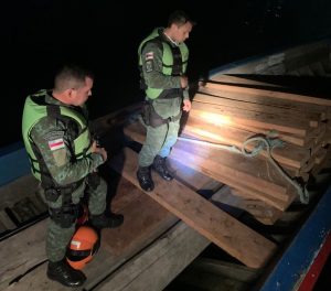 Imagem da notícia - Polícia Militar apreende condutor de canoa com madeiras serradas no rio Negro