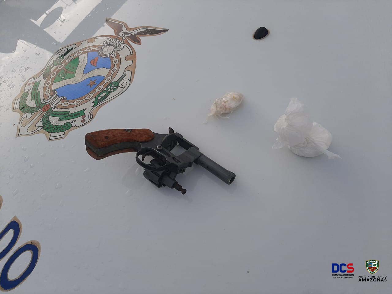 Durante as ações, um veículo com restrição de roubo foi recuperado pelos militares.