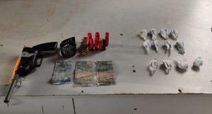 Imagem da notícia - Polícia Militar apreende adolescentes com arma de fogo e entorpecentes em Maués