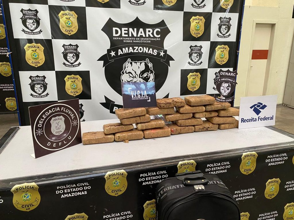 Com a mulher foram encontrados 20 quilos de maconha do tipo skunk. Foto: Divulgação e Erlon Rodrigues / PC – AM