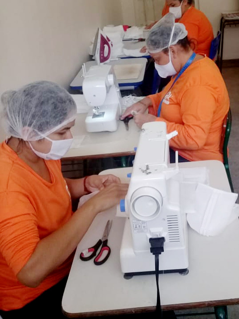 Limpeza e conservação, costura, lavanderia, cuidados com a horta, estufas, entre outras coisas.