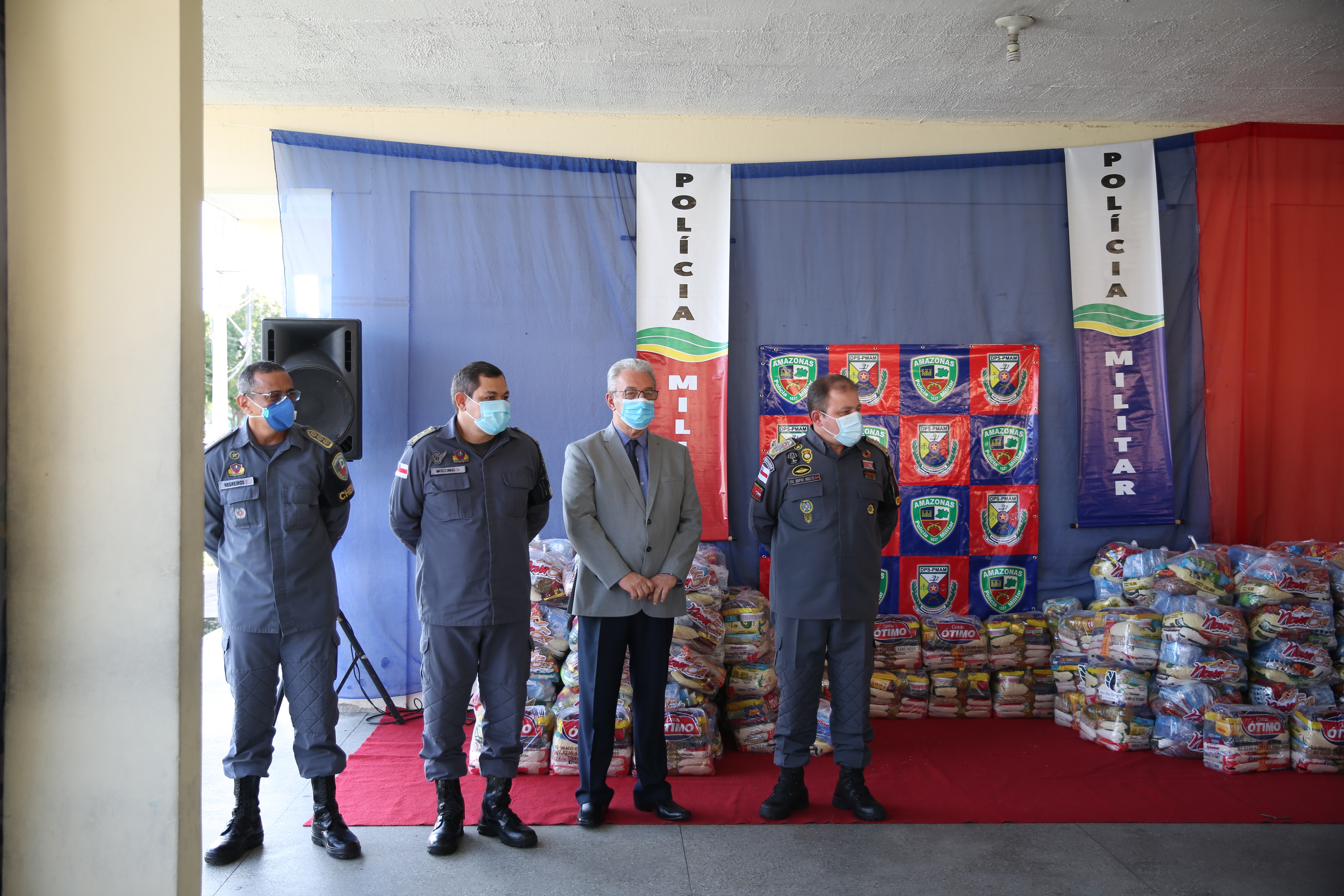 Durante a apresentação foram doados alimentos e itens de proteção individual.