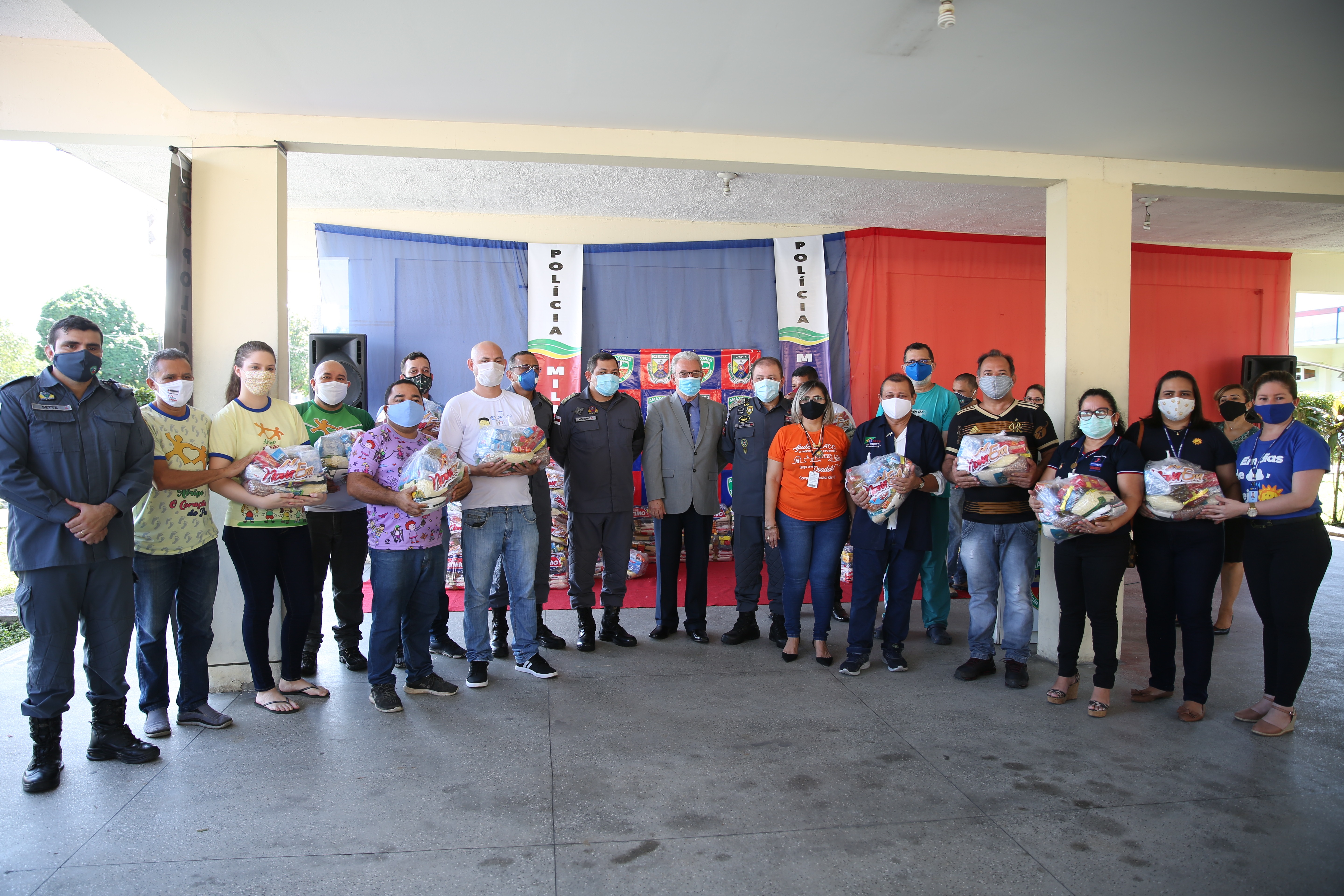 A entrega aconteceu na área externa do Comando Geral e contou com a participação de representantes das instituições beneficiadas.