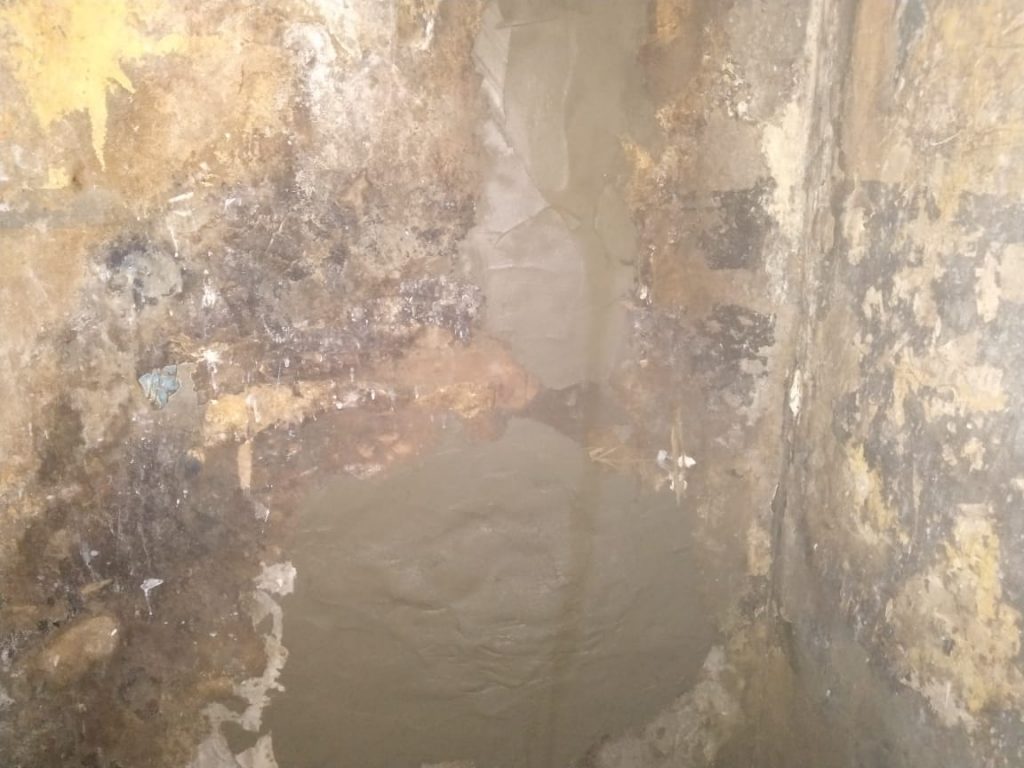 Durante a ação, as equipes encontraram uma escavação na parede do banheiro de uma das celas. FOTOS: Divulgação/PC-AM