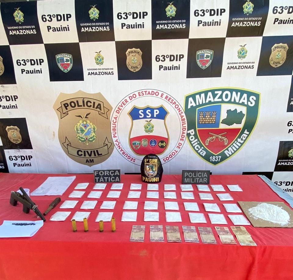 Com eles, a polícia apreendeu cerca de 37 pacotes de entorpecentes, 275 gramas de uma substância supostamente cocaína, além de uma arma caseira.