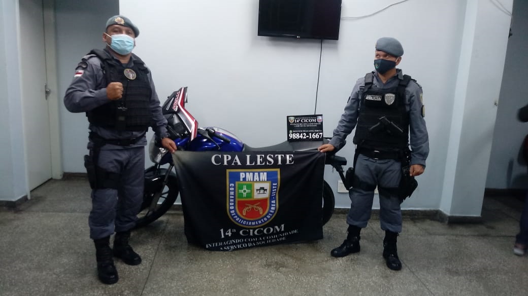 Uma moto com restrição de roubo no bairro Novo Reino, zona leste de Manaus.