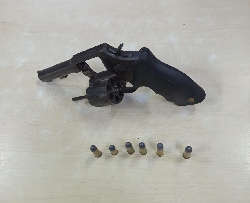 Um revólver calibre 38 com seis munições intactas foi encontrada nos fundos da casa. Foto: Divulgação/PMAM