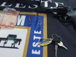 Imagem da notícia - Policiais militares da 4ª Cicom prendem homem com simulacro de arma de fogo no Gilberto Mestrinho