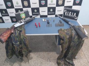 Imagem da notícia - Polícia Militar apreende armas de fogo e bote usados em crimes de pirataria de rio, no rio Solimões