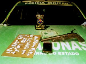 Imagem da notícia - PM detém dupla acusada de assalto, posse de arma de fogo e drogas