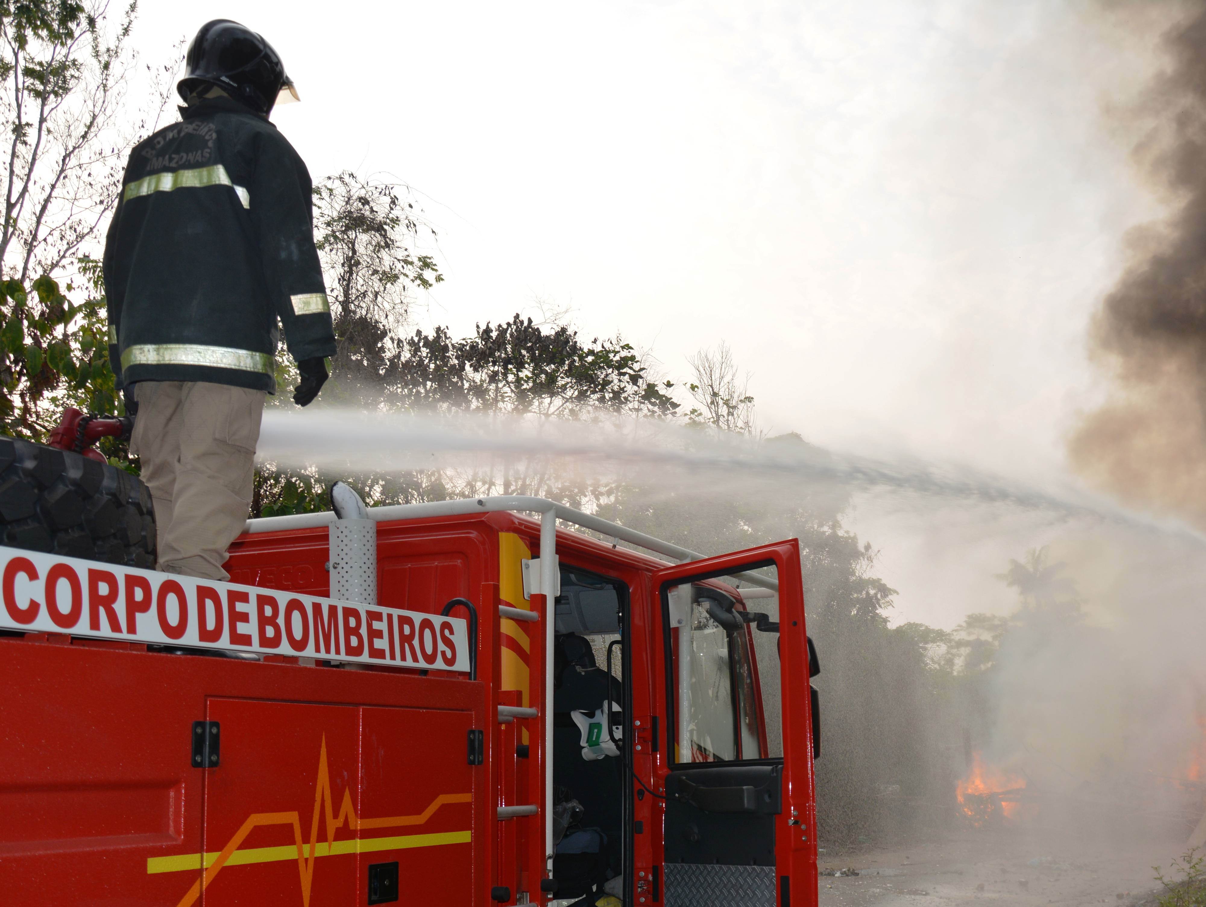 Corpo de Bombeiros combate seis incêndios em Manaus