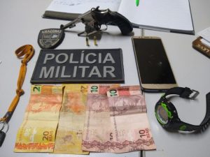 Imagem da notícia - Policiais militares detêm dupla com arma de fogo em Benjamin Constant