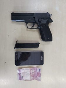 Imagem da notícia - Policiais militares detêm homem com simulacro de arma de fogo