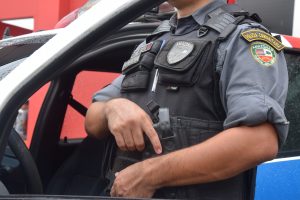 Imagem da notícia - 6ª Cicom detêm dupla com simulacros de armas e moto adulterada