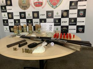 Imagem da notícia - PC prende dupla e apreende adolescente com armas e drogas