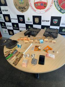 Imagem da notícia - Polícias Civil e Militar prendem indivíduo com entorpecentes e simulacros