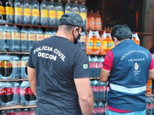 Imagem da notícia - Decon realiza fiscalizações na zona leste para apurar denúncias de refrigerantes falsificados
