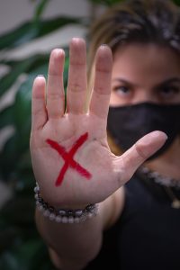 Imagem da notícia - DECCM atende mulheres que pedem apoio por meio da campanha ‘Sinal Vermelho’