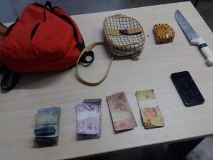 Imagem da notícia - Policiais da 13ª Cicom detêm dupla que assaltou ônibus na zona norte