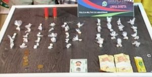 Imagem da notícia - PMs detêm quatro pessoas com drogas e munição na zona norte