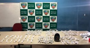 Imagem da notícia - PM detém homem com grande quantidade de drogas e apreende adolescente